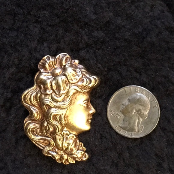 Golden Brooch - Picture 3 of 3